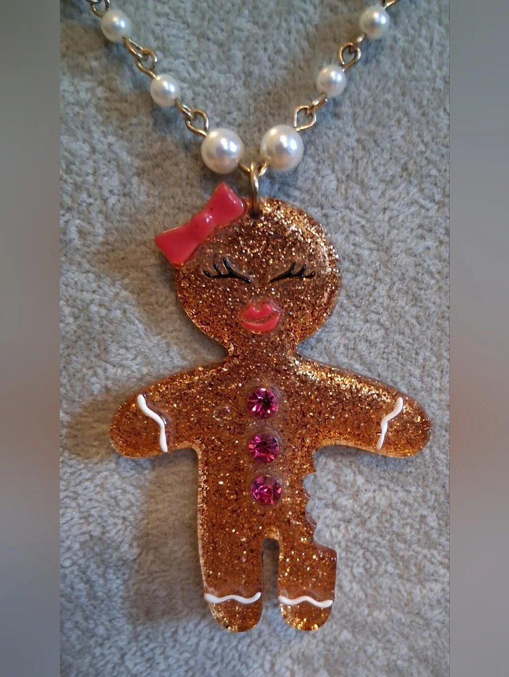EUC Betsey Johnson Discontinued Sparkle Gingerbread Faux Pearl Holiday Necklace
